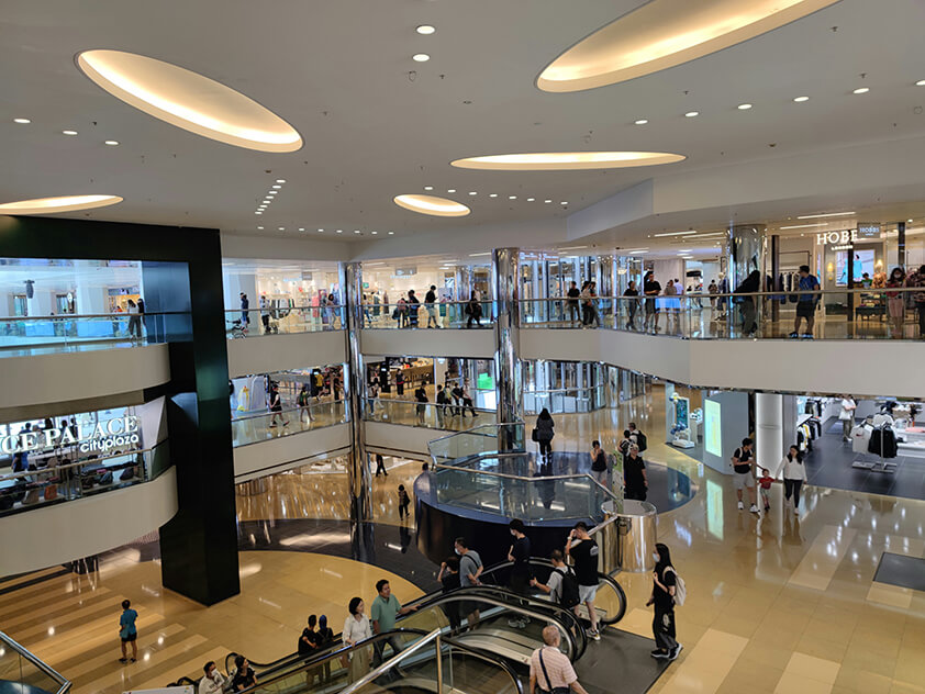 Centros comerciales y espacios de gran superficie.